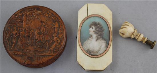 A snuff box, a box and a desk seal